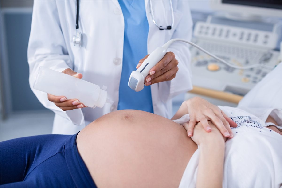 Médica realizando ultrassom em uma gestante
